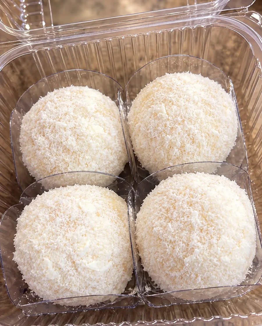 Quatro beijinhos cobertos com coco