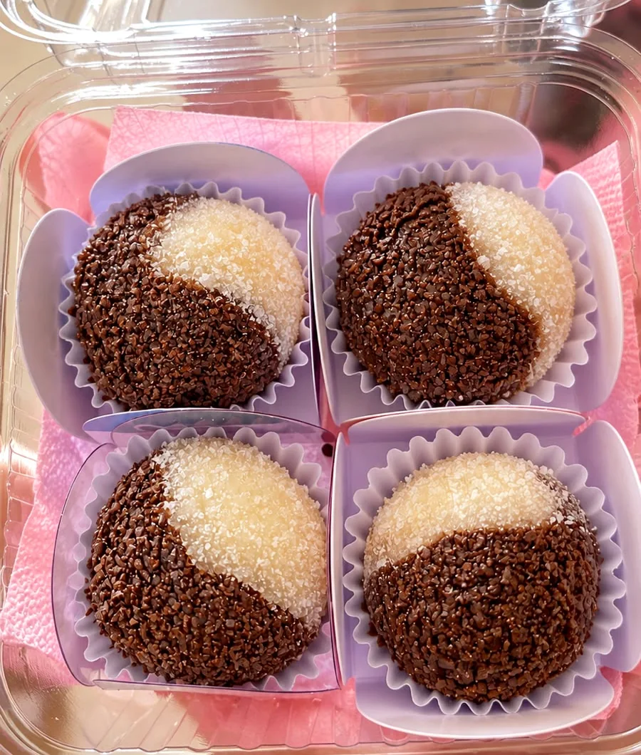 Quatro brigadeiros casadinho com chocolate e leite Ninho