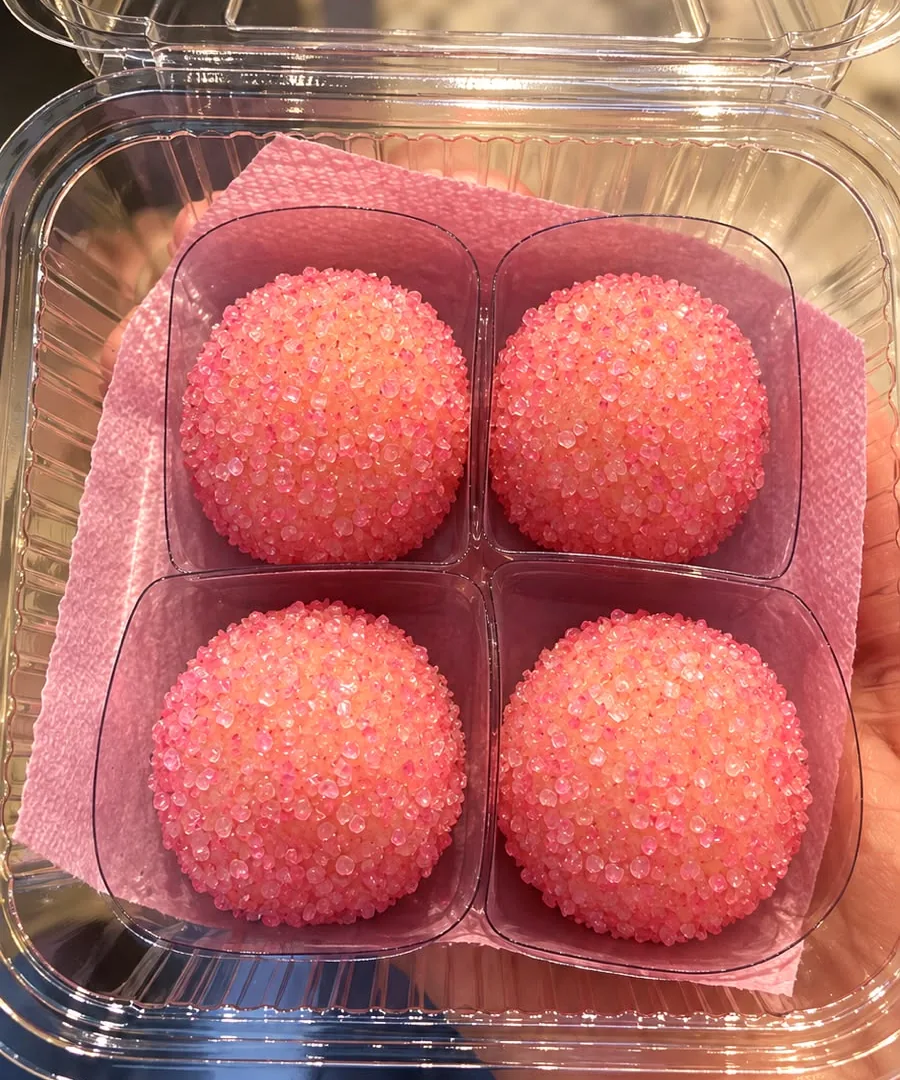Quatro docinhos de Ninho Rose em embalagem transparente